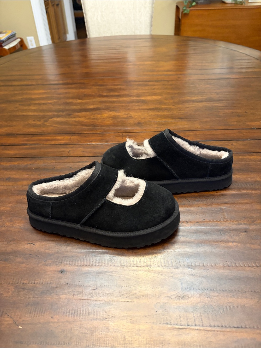 UGG Black slippers kids US 5 ACs